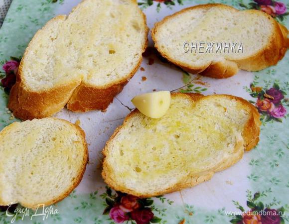 Еще тёплые натираем чесноком.