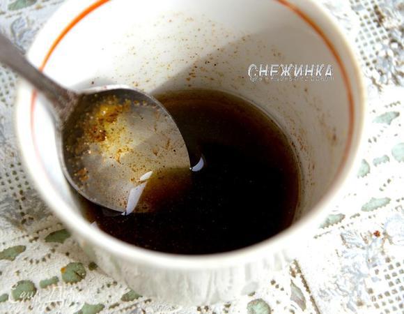 Подавать будем с лёгким салатом. Поэтому подготовим заправку, смешав оливковое масло, бальзамик, сахар и горчицу.