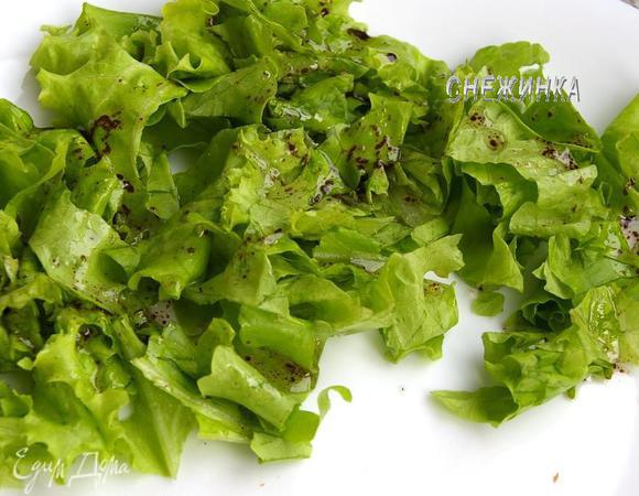 Листья салат рвём руками на блюдо. Поливаем заправкой.