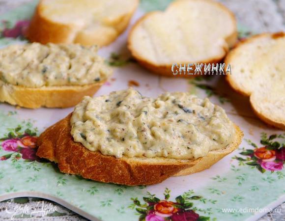 На кростини выкладываем паштет. 