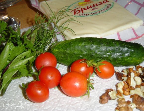 Моем огурцы и помидоры в проточной воде,