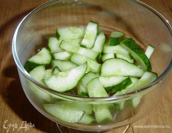 В порционную посуду выкладываем попеременно огурцы