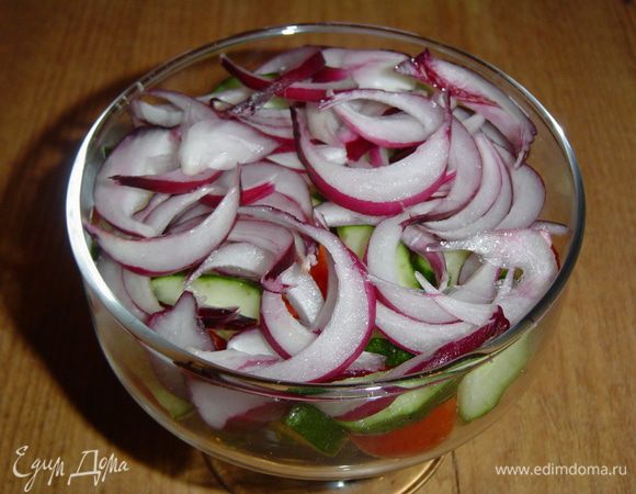 Лук очищаем, нарезаем полукольцами и выкладываем сверху овощей,
