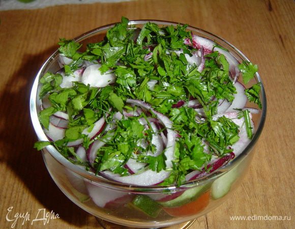 посыпаем измельченной зеленью. Оливковое масло смешиваем с бальзамическим уксусом и поливаем салат.