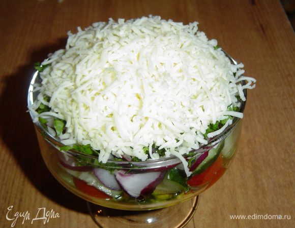  Брынзу натираем на мелкой терке и выкладываем горкой сверху зелени.