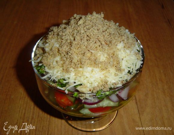 Грецкие орехи измельчаем с помощью блендера и посыпаем ими брынзу.