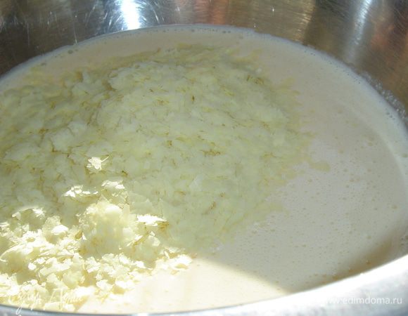 затем добавляем картофельные хлопья,