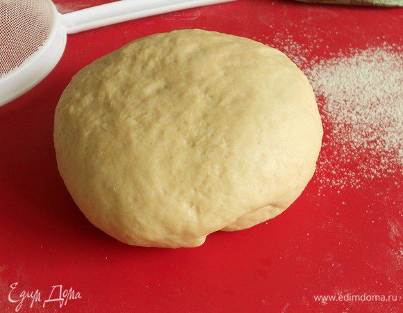 В миску просеять муку и соль. В кастрюльке нагреть воду, распустить в ней масло и добавить холодное молоко. В эту теплую смесь добавить дрожжи, хорошо размешать вилкой и постепенно добавлять всю муку. Вымесить тесто до эластичного состояния, положить в миску, накрыть кухонным полотенцем и убрать в теплое место (примерно 35°C) на 45–60 мин.