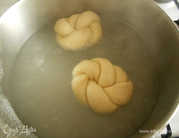 По 2–3 булочки полностью погружайте в слегка кипящий раствор на 5 секунд.