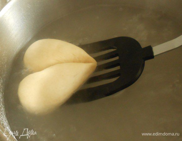 И вынимайте шумовкой или широкой перфорированной лопаткой. Промакнуть бумажным полотенцем шумовку снизу, чтобы убрать излишки воды. Выкладывайте их на застеленный бумагой для выпечки противень. Иногда рекомендуют оставлять их в растворе до 30–40 сек, но мне нравится именно нежная корочка, а длительное обваривание больше подходит для кренделей (bretzel, pretzel).