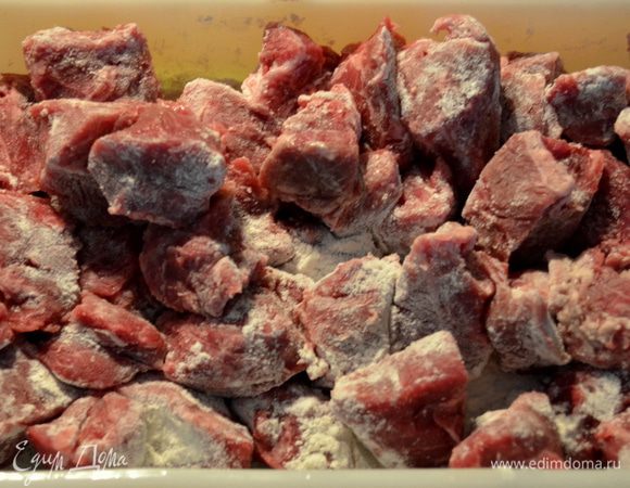 Разогреть духовку до 180гр.
Смешать говядину с мукой.