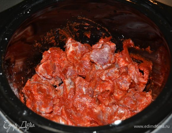 Выложить все мясо с мукой в жаровню,я решила делать в слоукукоре,хотя рецепт идет для духовки.Добавить томатную пасту и перемешать.