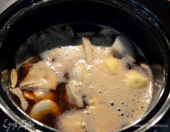 Добавить картофель,лук порезанный,бульон и стаут,чеснок,посолить и поперчить.Поставить на плиту,закрыть крышкой, довести до кипения.Снять с огня и перенести в духовку.Готовить примерно 2 ч 30 мин/3 часа. За несколько минут до окончания добавить зеленый горошек.