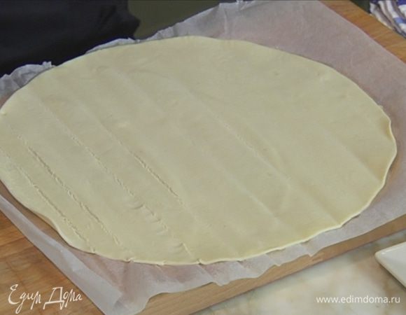 Охлажденное тесто раскатать на бумаге для выпечки в тонкий пласт.