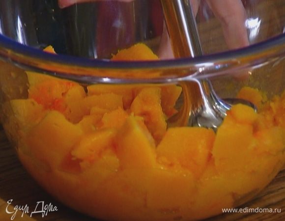 Готовую тыкву измельчить блендером в гладкое пюре.