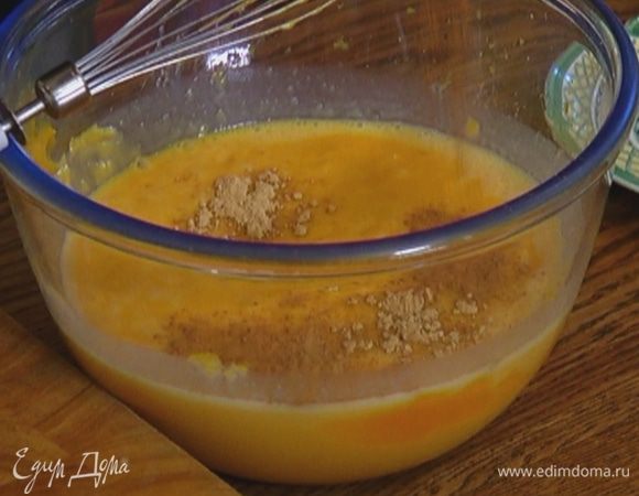 Приготовить начинку: яйца взбить миксером вместе с сахаром в светлую, пышную массу, влить сливки и коньяк и еще немного взбить, затем добавить тыквенное пюре, имбирь, корицу и мускатный орех и все еще раз взбить миксером.