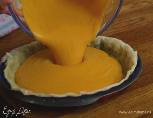 Снять с коржа бумагу с горохом, вылить на тесто начинку и отправить пирог в духовку еще на 25–30 минут.