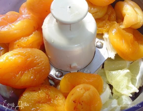 Отвар сливаем, курагу помещаем в кухонный процессор, добавляем очищенный от косточек и кожуры лимон(можно пропустить через мясорубку) и пюрируем до кремообразной консистенции, при необходимости добавляем абрикосовый отвар.