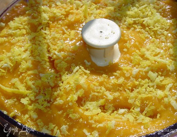 К полученной массе добавляем натертую на терке лимонную цедру и перемешиваем.