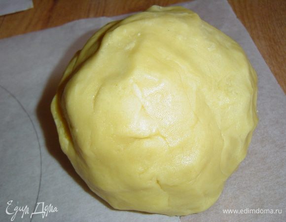 Добавляем просеянную с разрыхлителем муку и замешиваем тесто, оно получается мягкое.