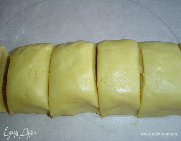 Тесто делим на шесть частей,