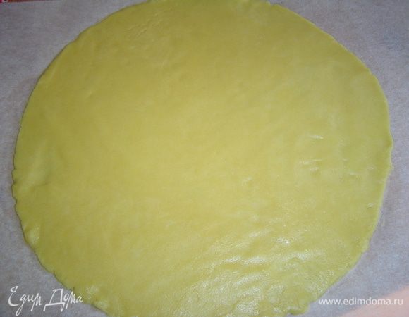 каждую часть теста раскатываем на пергаментной бумаге, где предварительно рисуем окружность, примерно 24-25 см в диаметре. Выпекаем при температуре 200 гр. около 10 мин.