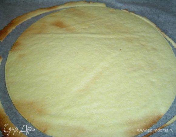 После выпекания  горячий корж необходимо обрезать с помощью дна от разъмной формы или тарелки, так как когда коржи остынут они становятся ломкими. Обрезки собираем и измельчаем с помощью блендера, в дальнейшем мы будем их использовать для украшения торта.