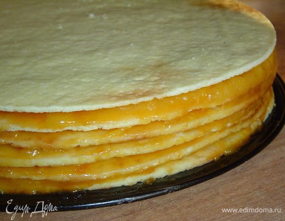 Даем коржам остыть, а затем промазываем абрикосовым пюре с сахаром(такие заготовки я делаю летом, перетирая абрикосы с сахаром, и храню в морозильной камере), но можно обойтись без этого, сверху наносим подготовленную начинку из кураги, расчитываем начинку так, чтобы осталось для боков торта и верха, так как последний корж не смазываем.