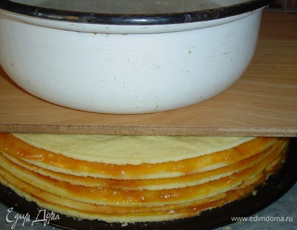 На верхний корж кладем дощечку и на нее ставим небольшой груз, эту конструкцию оставляем на ночь.