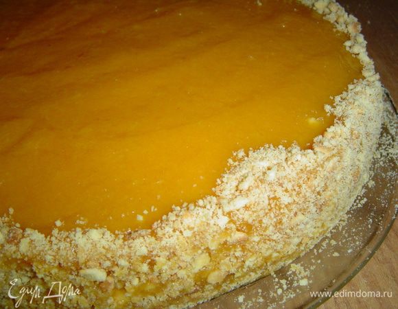 На следующий день обмазываем начинкой бока и верх торта, а бока обсыпаем измельченными крошками.