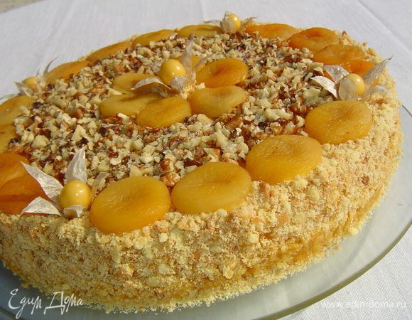 Сверху украшаем курагой, измельченными грецкими орехами и физалисом.