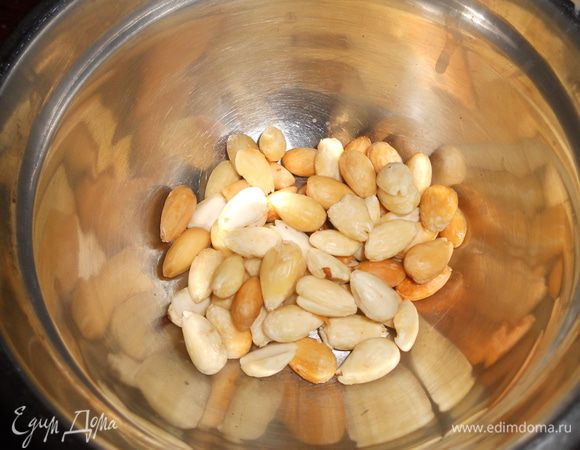 миндаль залить кипятком,затем очистить от кожицы