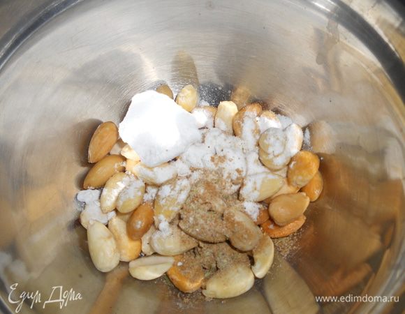миндаль растолочь с половиной ложки сахарной пудры
