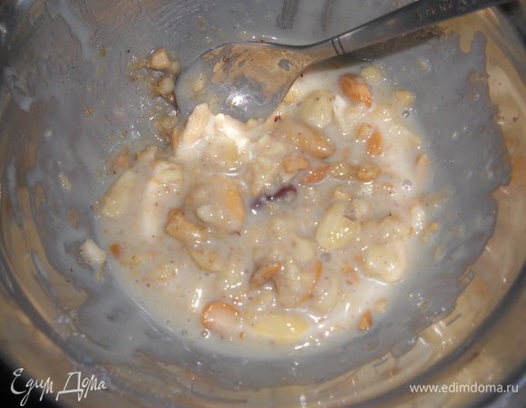 добавить сгущенное молоко и перемешать