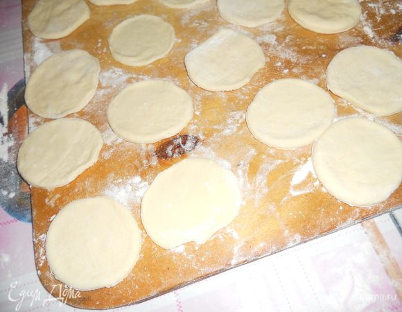 раскатать слоенное тесто и вырезать кружочки