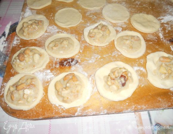 сверху на половину кружочков  положить по ложечке миндальной начинки