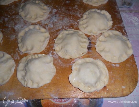 закрыть второй половиной кружочков и придавить края