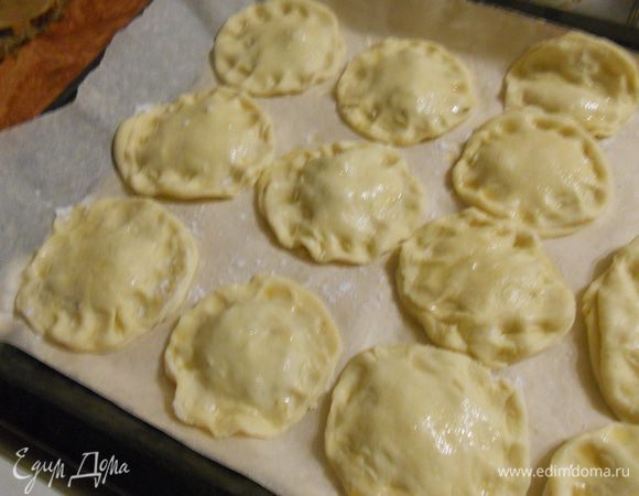 переложить пирожное на противень застеленный бумагой для выпечки,пирожное сверху смазать теплой водой слегка и посыпать оставшейся сахарной пудрой,выпекать при т.220 до готовности