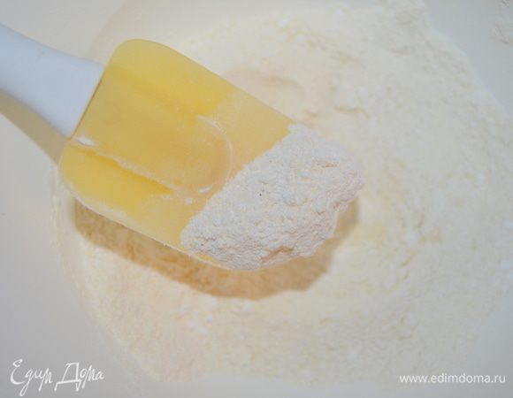 В первой миске смешать все сухие ингредиенты