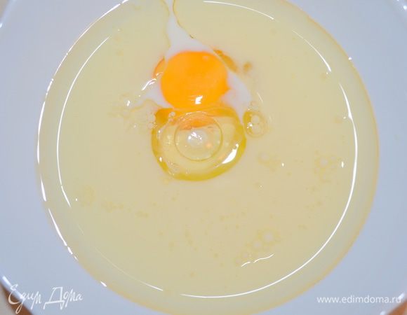 Во второй миске вилочкой взбить мокрые ингредиенты