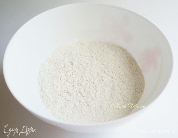 Муку просеять. Если у вас нет самоподнимаюшейся муки, вы можете ее приготовить сами.  Необходимо: муку просеять, убрать 2 ст.л. муки и добавить 2 ст.л. крахмала + 15-20 гр. разрыхлителя.