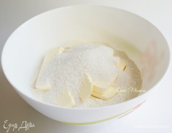 Добавить сахарную пудру (мелкий сахар). По желанию добавить ванильный сахар.