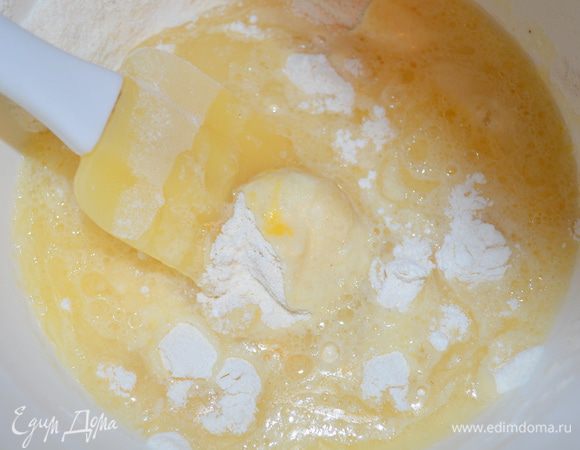 аккуратно вливаем жидкие ингредиенты в сухие и перемешиваем до однородности.