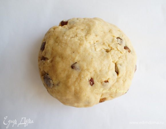 Добавить изюм и быстро замесить тесто.
