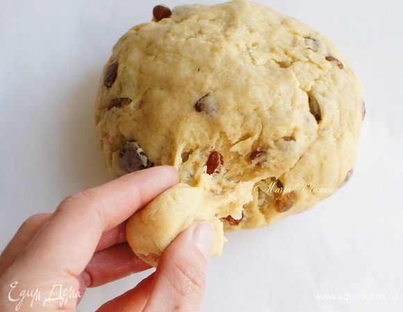 Поставьте сковороду с толстым дном и антипригарным покрытием на средний огонь. Для того чтобы проверить температуру нагрева сковороды, отщепните от теста один пробный кусочек и положите его на разогретую на несколько минут.