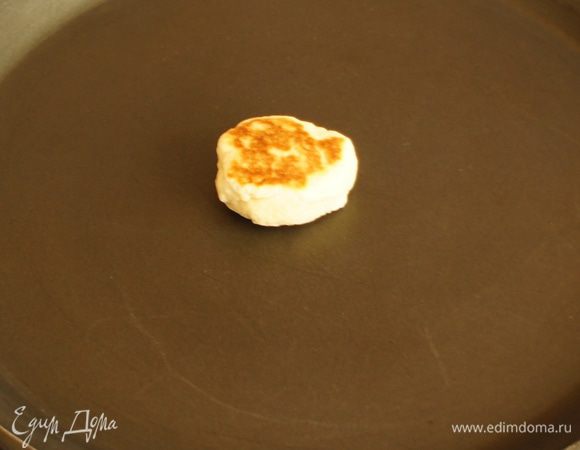 Таким образом можно отрегулировать подачу температуры для обжаривания остальных кейков. Если пробник получается бледным – добавить температуру, если обгорает быстро, то уменьшить.Т.е. хороший результат нагрева сковороды, если кейки обжариваются в течении 4-х  минут и становятся золотыми с каждой стороны.