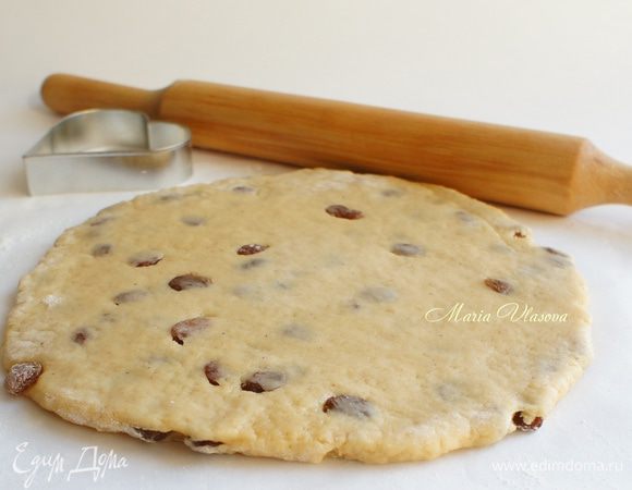 Тесто выложить на припудренную мукой поверхность и посыпая его также мукой раскатать толщиной 1 см. 