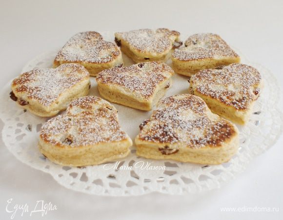 Как только вы закончите обжаривать кейки,  положите  их на решетку, чтобы остудить  и затем посыпьте их сахарной пудрой. Вы можете их подавать и такими. Но поверьте мне - со взбитыми сливками вы получите еще больше удовольствия.