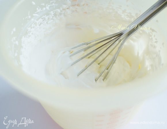 Взбить сливки, пудру и ванильную эссенцию (ванилин, ванильный сахар) до мягких пиков. Свежие ягоды (у меня малина) нарезать, сбрызнуть соком лимона и присыпать сахарной пудрой. 