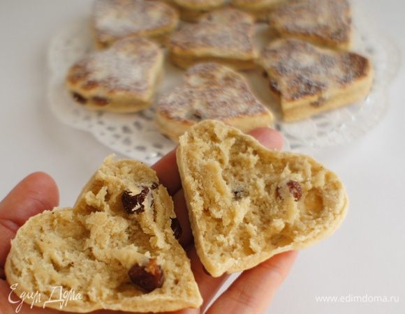 Аккуратно разрезать каждый кейк на 2 половинки.